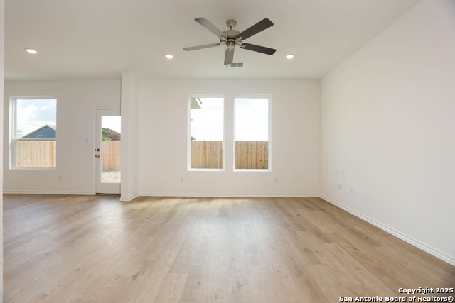 Listing photo id 11 for 7823 Canyon Cove