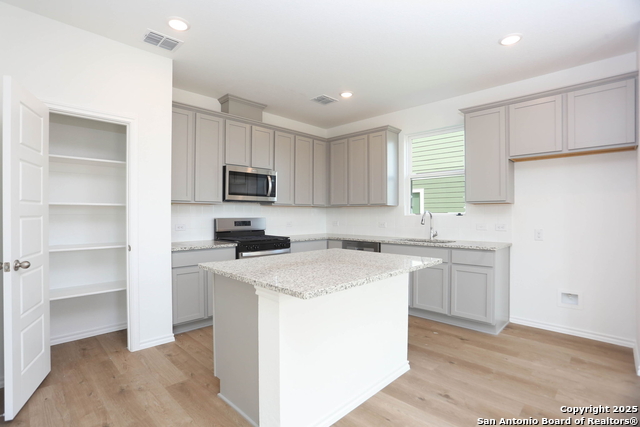Listing photo id 14 for 7823 Canyon Cove