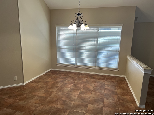 Listing photo id 3 for 2411 Facet Oak