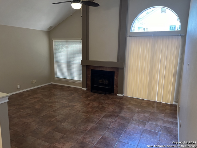 Listing photo id 4 for 2411 Facet Oak