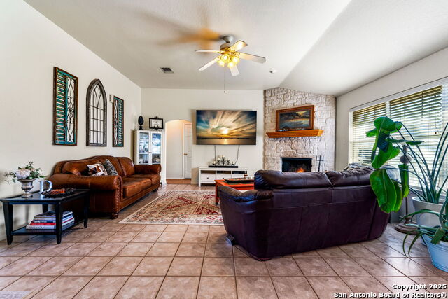 Listing photo id 8 for 1213 Hillside Oaks