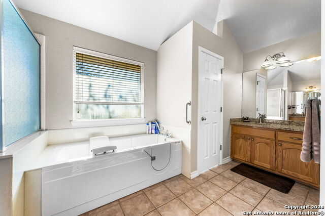 Listing photo id 20 for 1213 Hillside Oaks