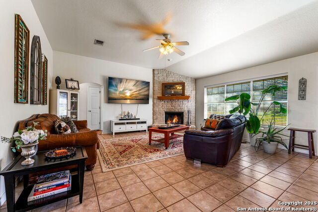 Listing photo id 7 for 1213 Hillside Oaks