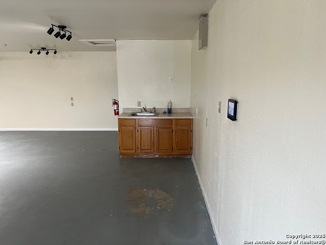 Listing photo id 3 for 10154 Culebra Rd  106