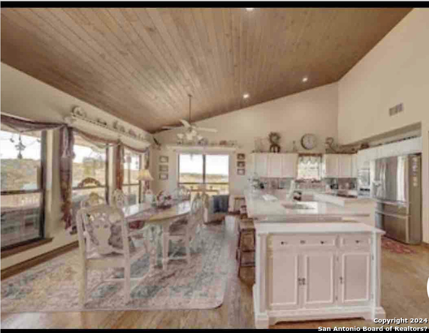 Listing photo id 4 for 2146 Canyon Lake