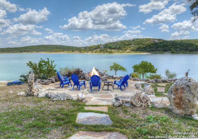 Listing photo id 6 for 2146 Canyon Lake