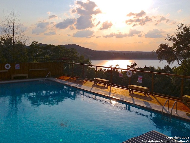 Listing photo id 3 for 879 Deerwood Dr