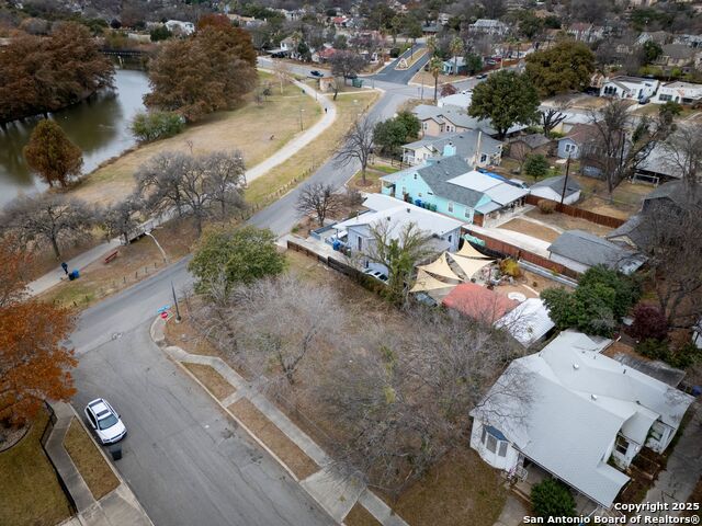 Listing photo id 24 for 202 Josephine Tobin