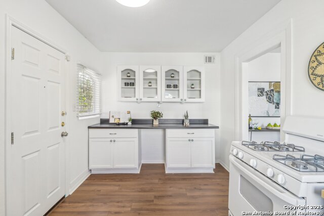 Image 16 of 32 For 826 Pine St N