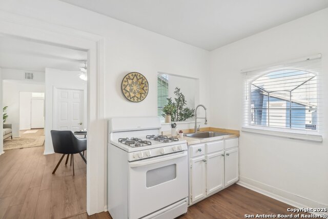 Image 17 of 32 For 826 Pine St N