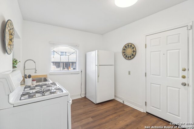 Image 18 of 32 For 826 Pine St N