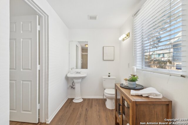 Image 24 of 32 For 826 Pine St N