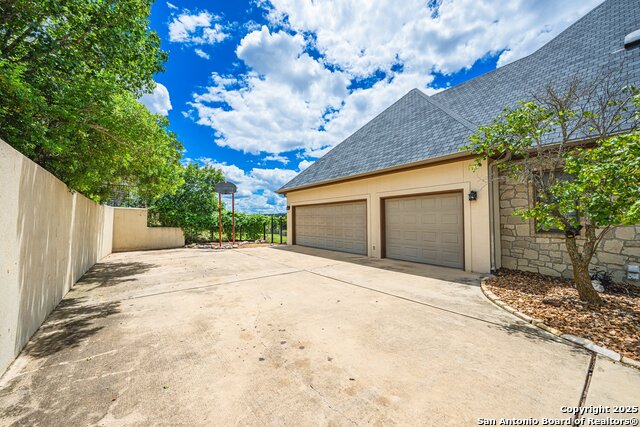 Listing photo id 37 for 219 Castle Pines