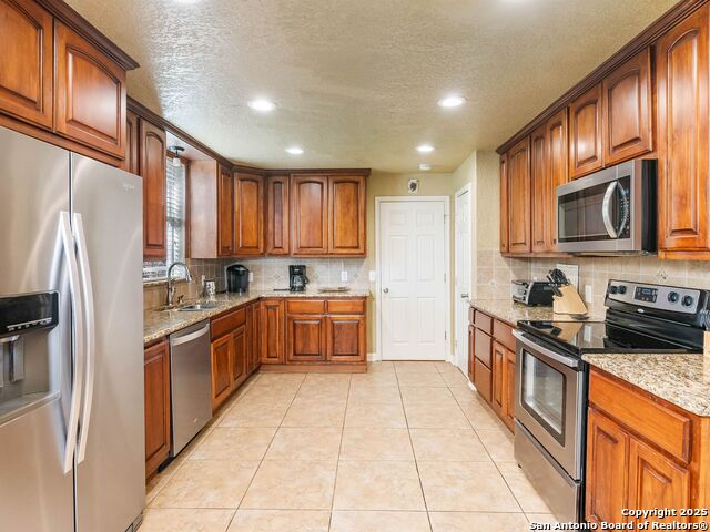 Listing photo id 12 for 12422 Petite Ave