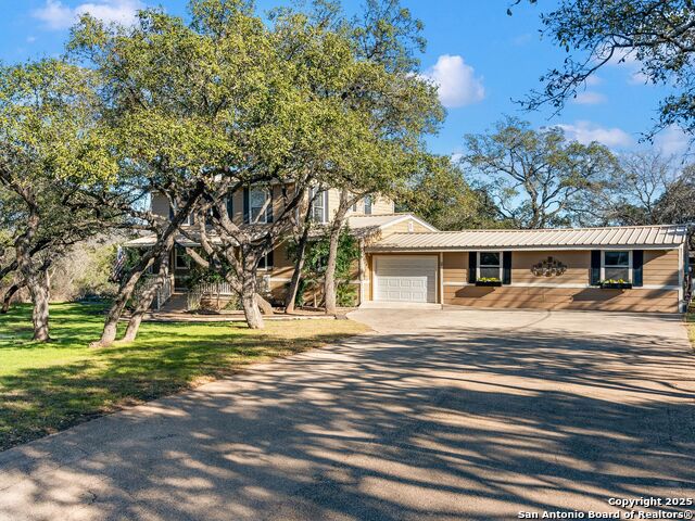 Listing photo id 2 for 12422 Petite Ave