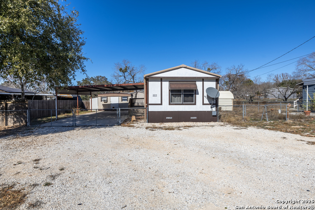 Details for 229 Breeze Dr, Devine, TX 78016