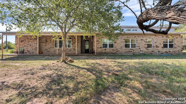 Listing photo id 3 for 475 Jackson Rd