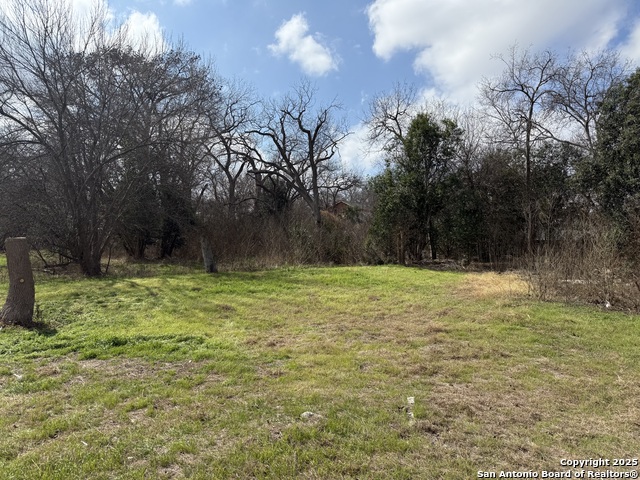 Listing photo id 2 for 135 Boudet Pl