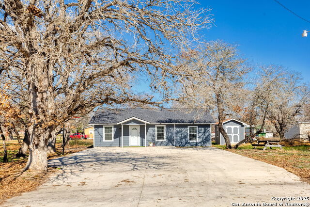 Details for 305 Creekview Dr, Floresville, TX 78114