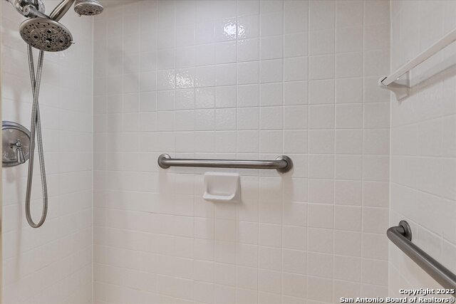 Listing photo id 9 for 1 Towers Park Ln  207