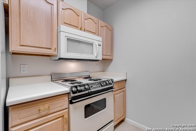 Listing photo id 12 for 1 Towers Park Ln  207