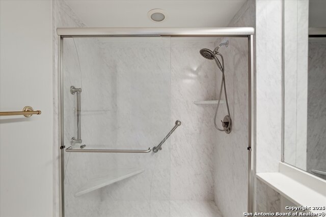 Listing photo id 16 for 1 Towers Park Ln  207
