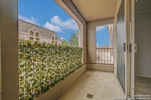 Listing photo id 18 for 1 Towers Park Ln  207