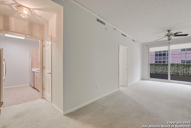 Listing photo id 4 for 1 Towers Park Ln  207