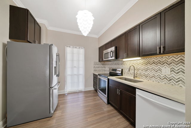 Listing photo id 9 for 7707 Broadway  14