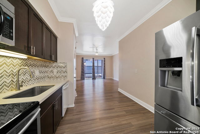 Listing photo id 10 for 7707 Broadway  14