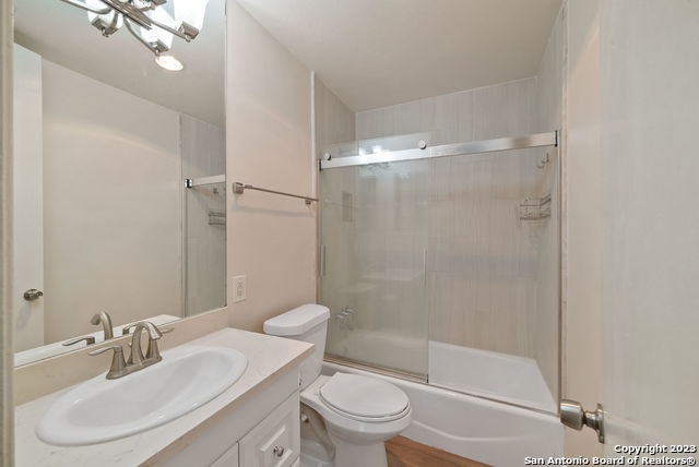 Listing photo id 16 for 7707 Broadway  14