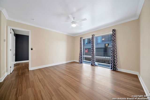 Listing photo id 2 for 7707 Broadway  14