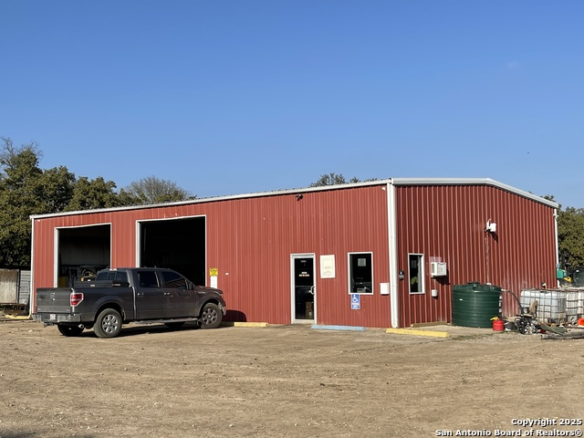 Listing photo id 9 for 13102 Fm 306