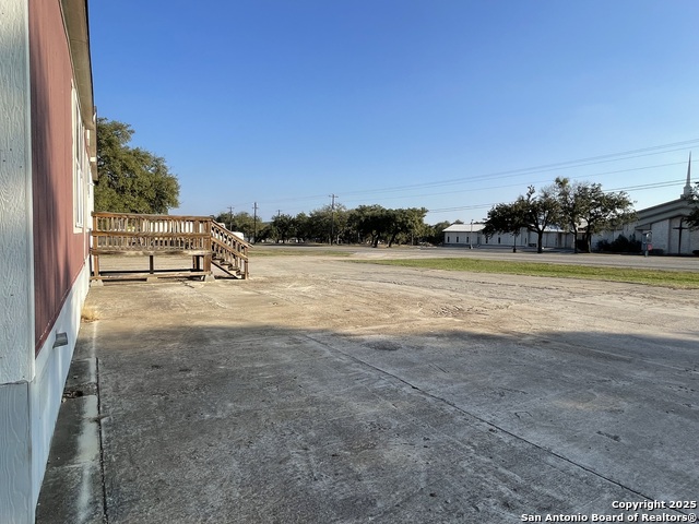 Listing photo id 4 for 13102 Fm 306