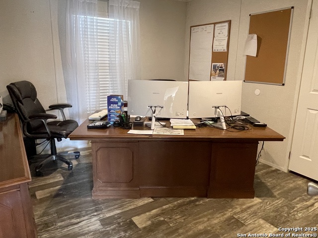 Listing photo id 7 for 13102 Fm 306