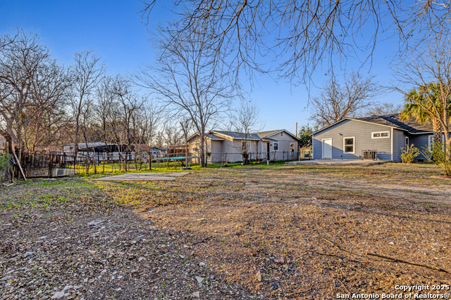 Listing photo id 21 for 202 Grosvenor St