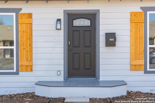 Image 2 of 40 For 1832 Woodlawn Ave W
