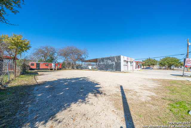 Image 3 of 17 For 2709 Commercial Ave