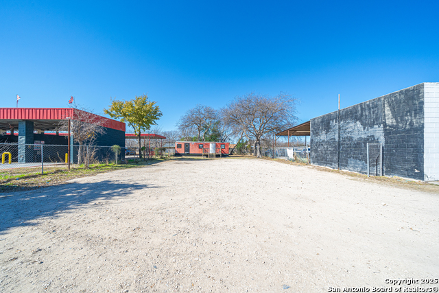 Image 4 of 17 For 2709 Commercial Ave