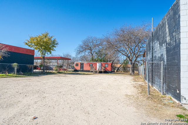 Image 5 of 17 For 2709 Commercial Ave