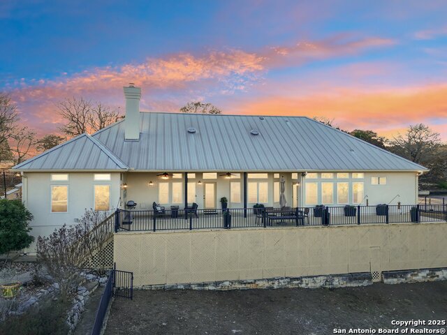 Listing photo id 0 for 326 River Valley Rd