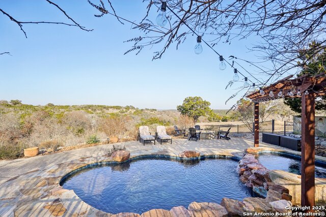 Listing photo id 27 for 326 River Valley Rd