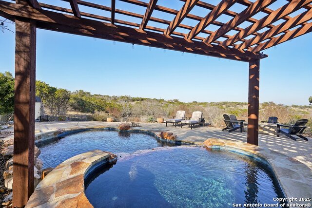 Listing photo id 1 for 326 River Valley Rd