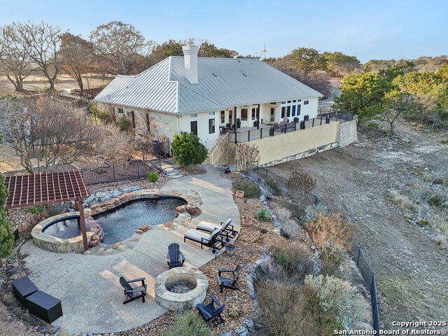 Listing photo id 2 for 326 River Valley Rd