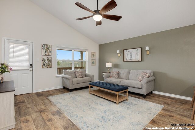 Listing photo id 2 for 7002 Capella Cir