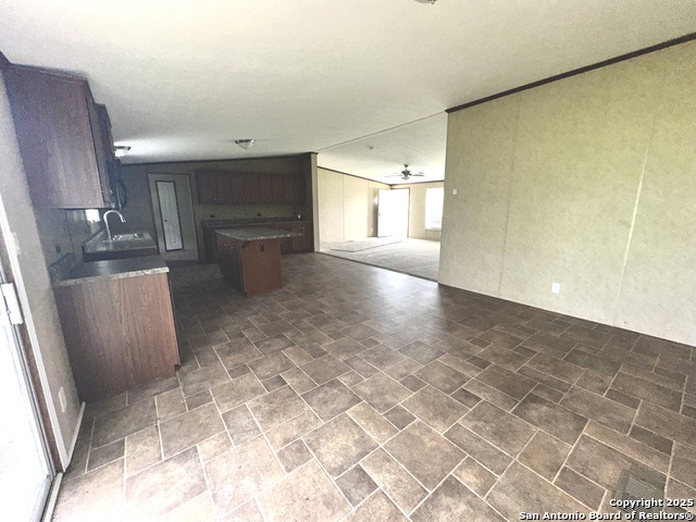 Listing photo id 15 for 410 Henrietta