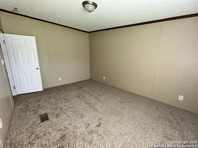 Listing photo id 17 for 410 Henrietta