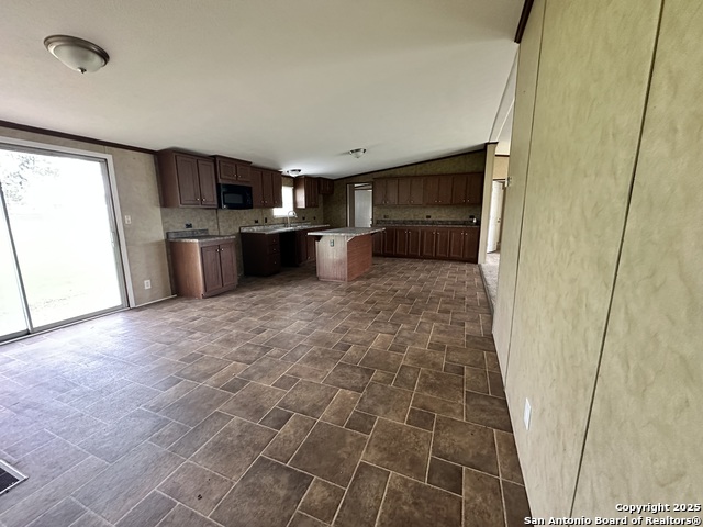 Listing photo id 5 for 410 Henrietta