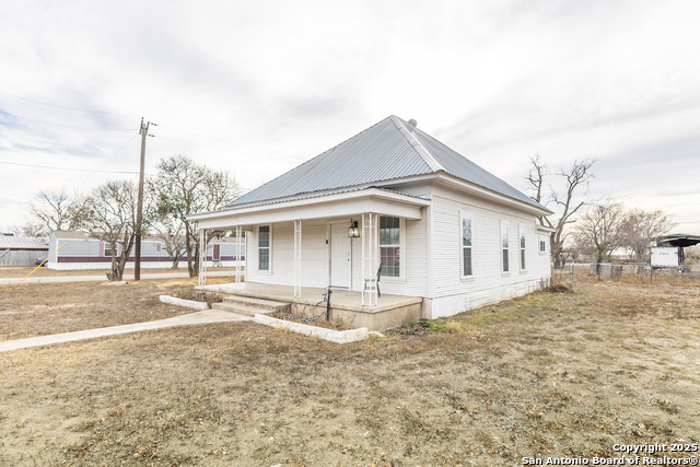 Details for 219 Pickford S, Sabinal, TX 78881