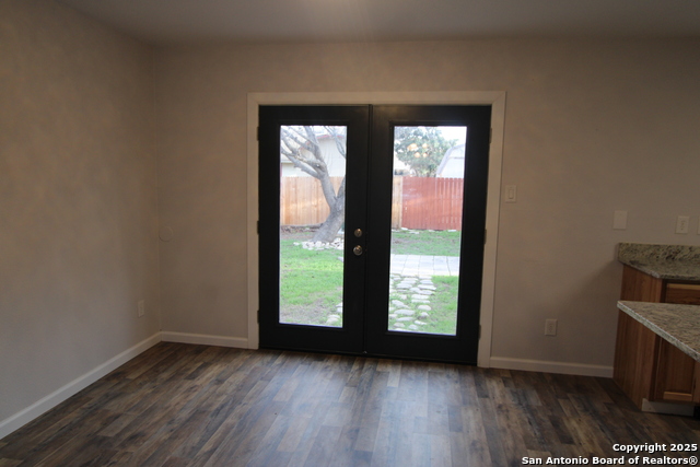 Listing photo id 6 for 11418 Fort Wyne